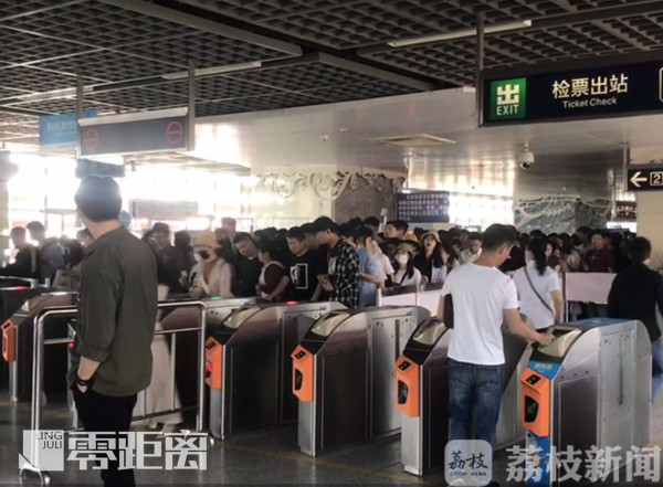 突发！南京地铁出现闸机故障，乘客无法扫码进站