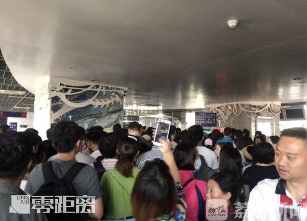 突发！南京地铁出现闸机故障，乘客无法扫码进站